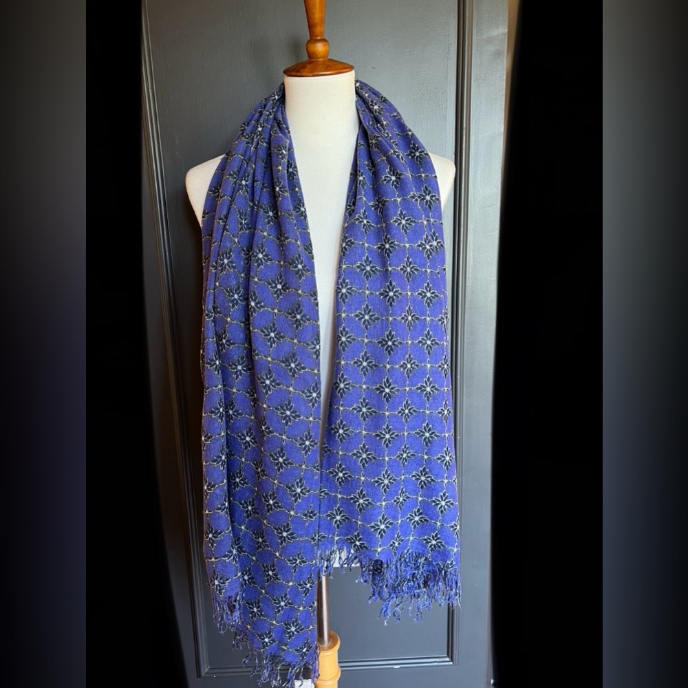 New Auth Chan Luu Floral Pattern Print Cashmere Silk Scarf Color: Periwinkle